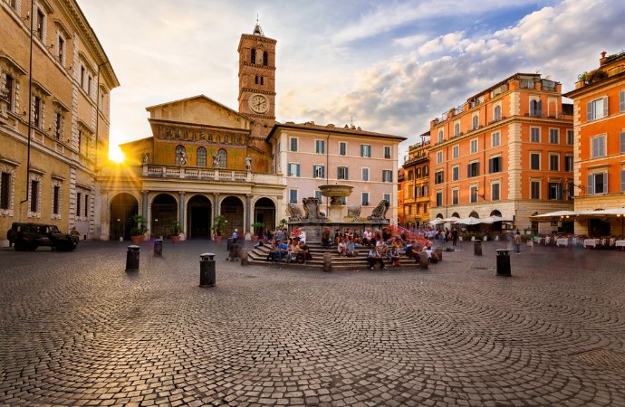 Image de Basilica di Santa Maria in Trastevere and Piazza di Santa Maria in Trastevere at sunset Rome Italy Trastevere is rione of Rome on west bank of Tiber in Rome Architecture and landmark of Rome