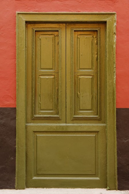 Image de Traditional oil green exterior door frame