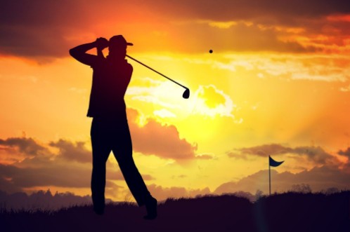 Afbeeldingen van Silhouette of man playing golf at sunset