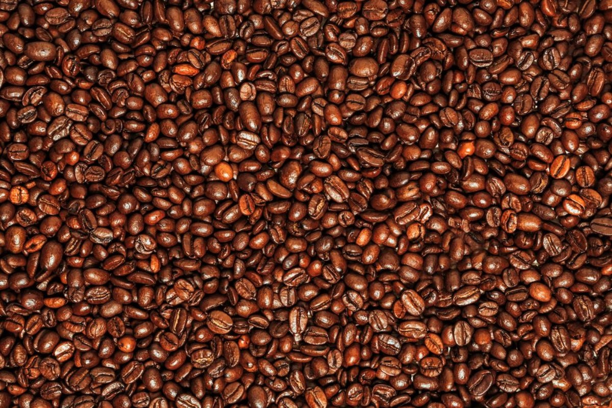 Afbeeldingen van Dark many roasted coffee beans texture background