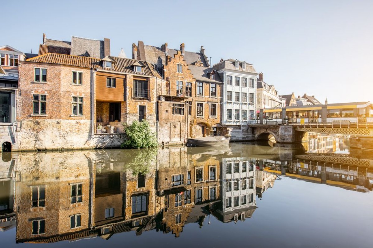 Afbeeldingen van Riverside view with beautiful old buildings and water channel during the morning light in Gent city Belgium