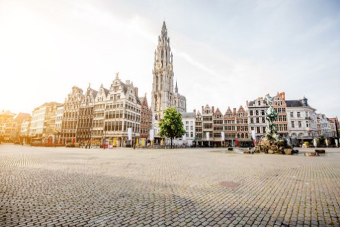 Afbeeldingen van Morning view on the Grote Markt with beautiful buildings and church tower in Antwerpen city Belgium