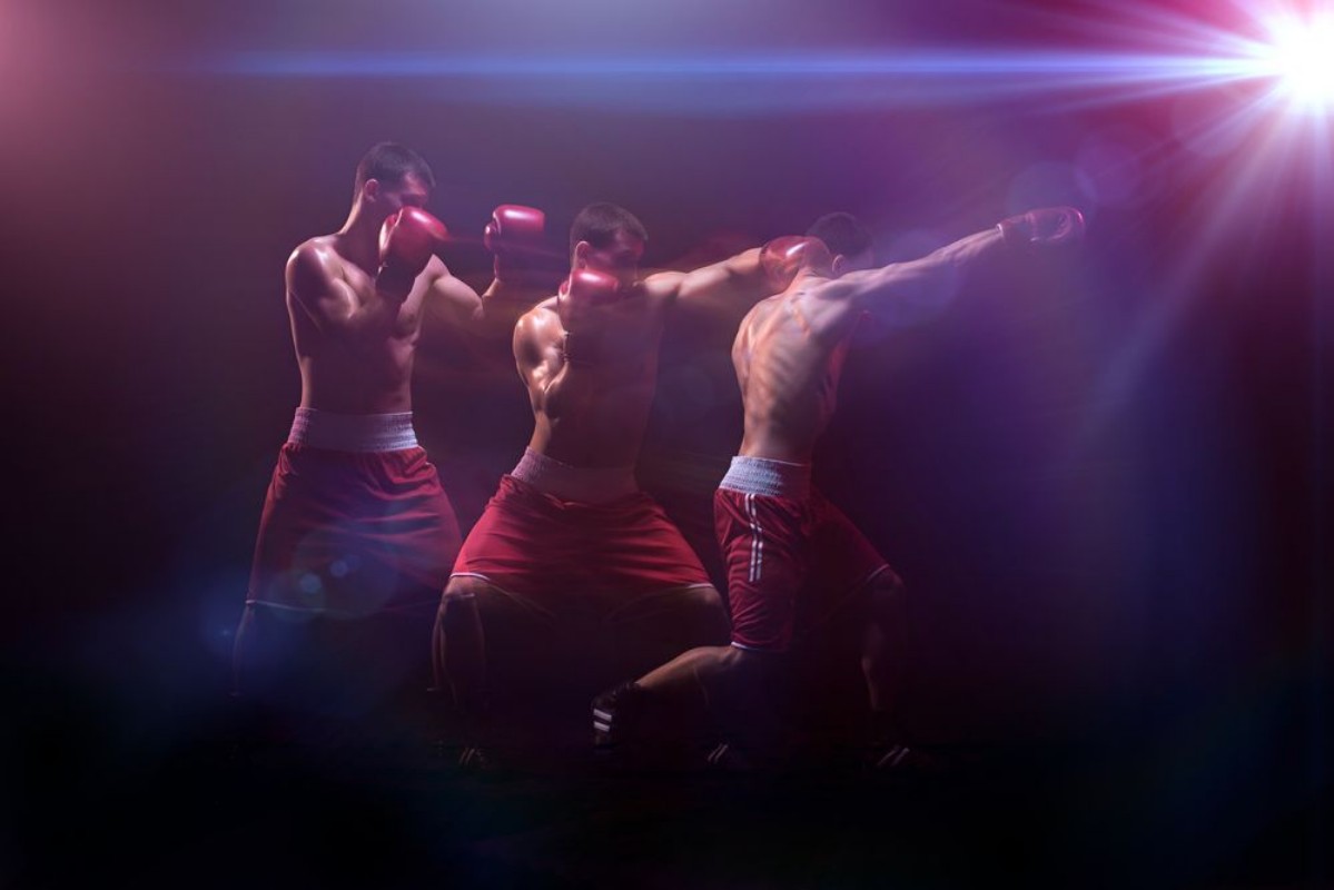 Afbeeldingen van The boxer boxing in a dark studio