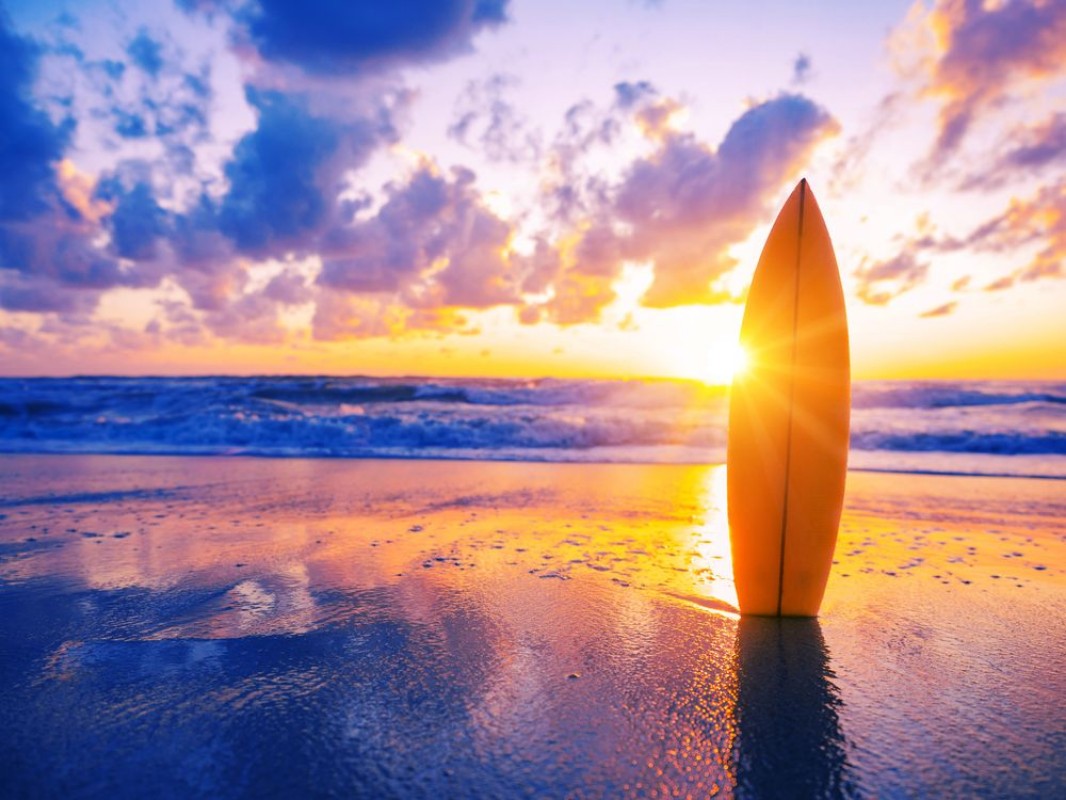 Afbeeldingen van Surfboard on the beach at sunset