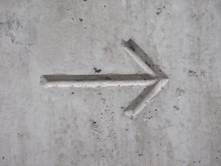 Bild på Arrow on concrete