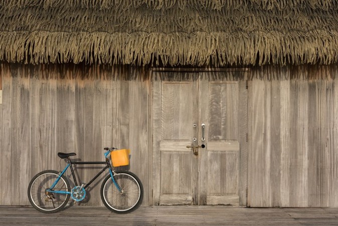 Afbeeldingen van Wooden walls with doors and bicycles parked