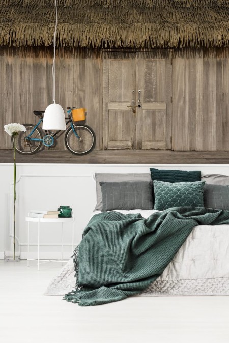 Afbeeldingen van Wooden walls with doors and bicycles parked