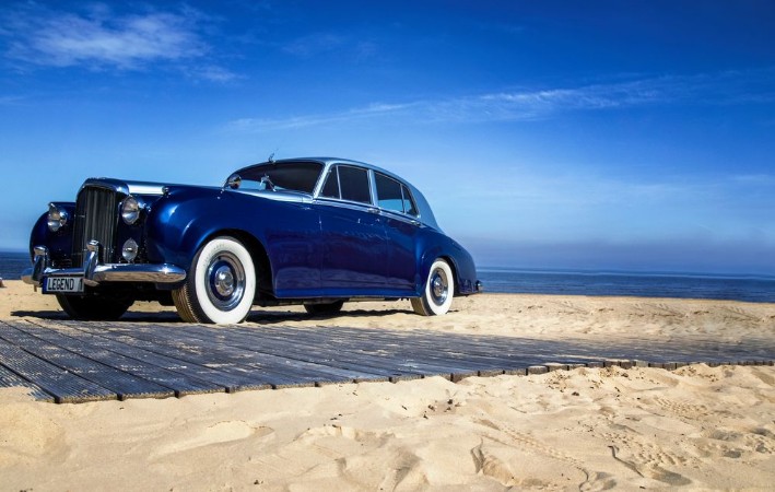 Afbeeldingen van Beautiful blue retro car on the coast