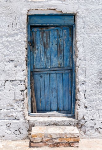 Afbeeldingen van Verfallene alte blaue Tr auf den Kykladen in Griechenland