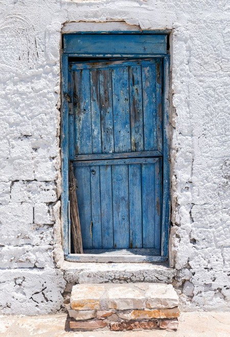 Afbeeldingen van Verfallene alte blaue Tr auf den Kykladen in Griechenland