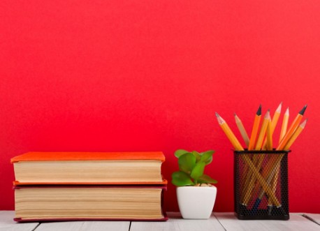 Afbeeldingen van Education and wisdom concept - open book on wooden table color background