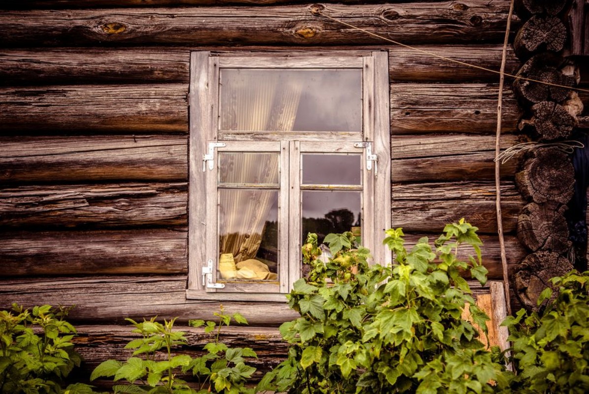 Afbeeldingen van Glazed window of an old abandoned wooden house