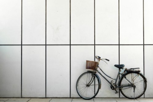 Afbeeldingen van City Bicycle with White Tiles Background