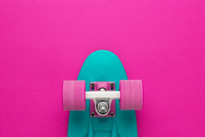 Afbeeldingen van Plastic mini cruiser board on deep pink with background with copy space