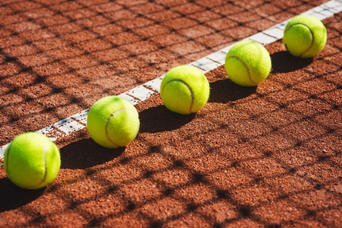 Afbeeldingen van Tennis court line with balls