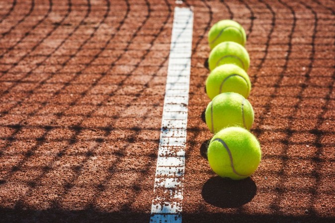 Image de Tennis court line with balls
