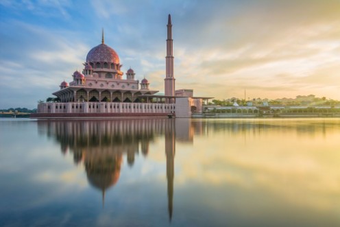 Afbeeldingen van Reflection of Putra Mosque Putrajaya Malaysia during sunrise