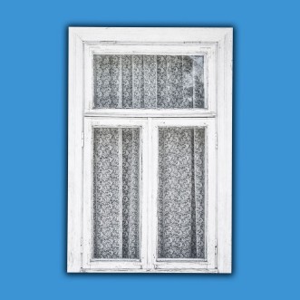 Afbeeldingen van Old white paint wooden window isolated on blue