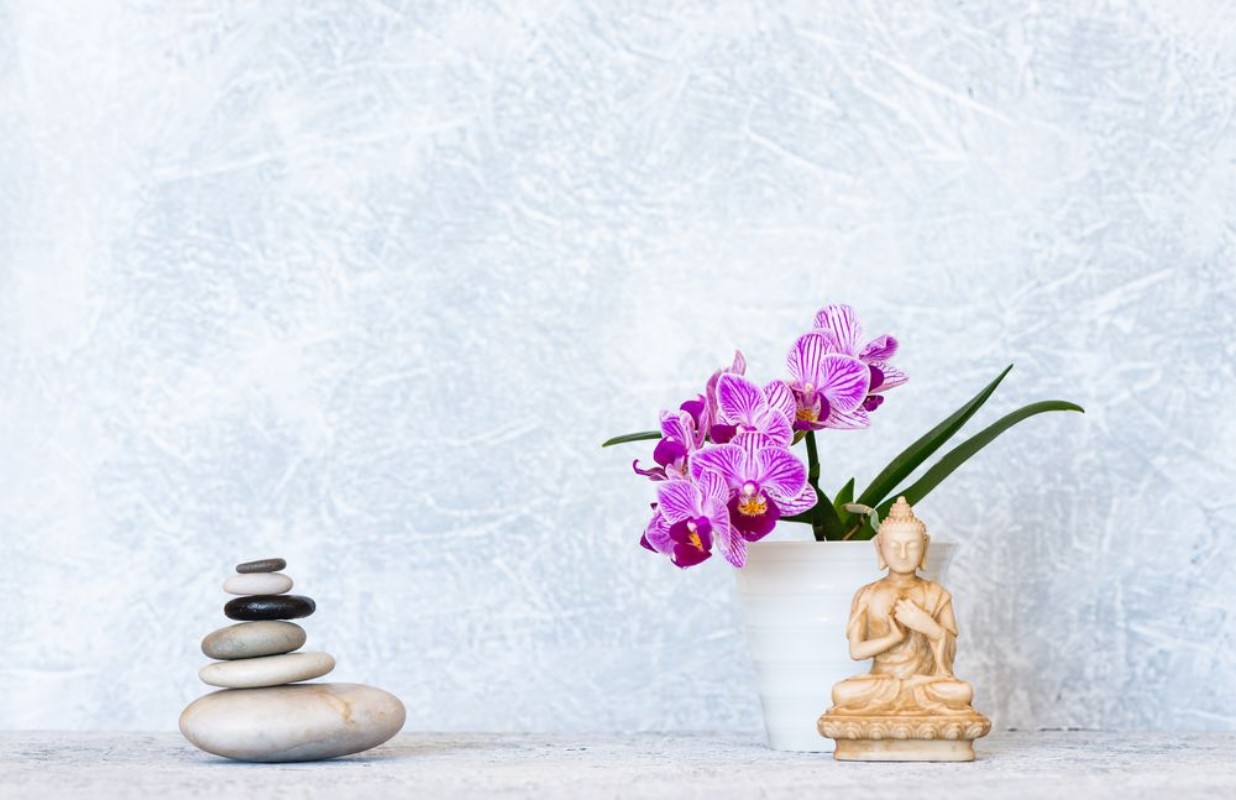 Afbeeldingen van Buddha pyramid of pebbles and orchid flower as zen background