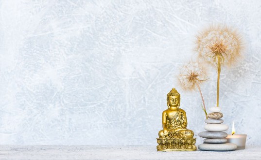Afbeeldingen van Buddha pyramid of pebbles burning candle and dandelion flowers as zen background