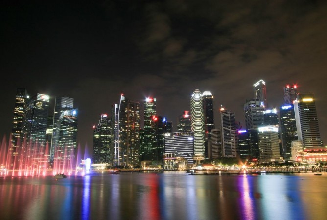 Bild på Singapore - JULY 8 2017  Singapore city skyline at night