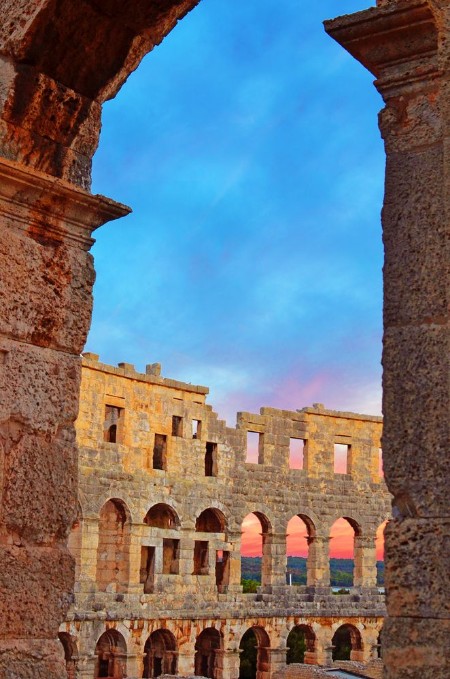 Pula et ses monument au coucher du soleil photowallpaper Scandiwall