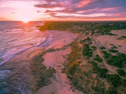 Afbeeldingen van Aerial view of beautiful sunset over sandy beach on Mornington Peninsula Australia