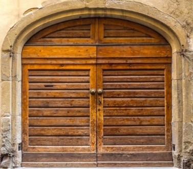 Afbeeldingen van An old wooden doors element of Italian architecture