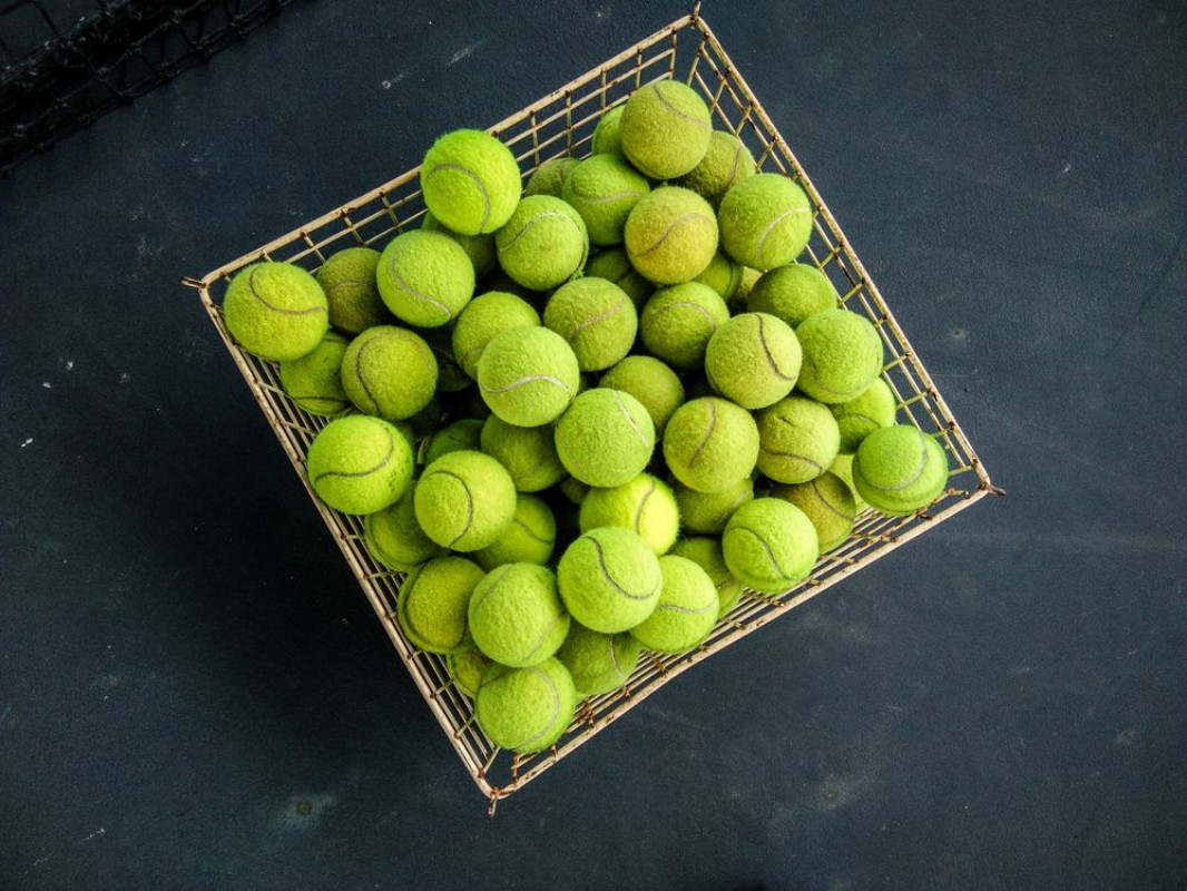 Afbeeldingen van Top view of green tennis balls in a busket