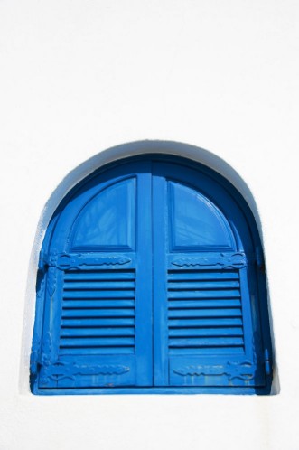 Afbeeldingen van Window with blue shutters against a white wall on the island of Santorini Greece Europe