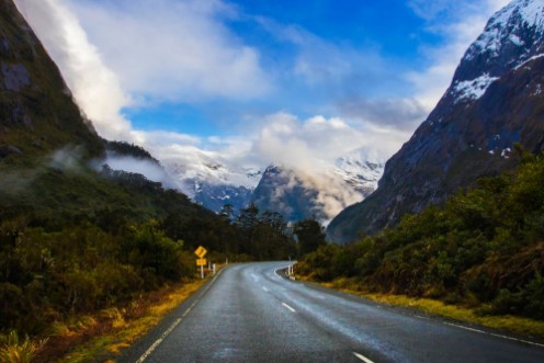 Bild på Perspective photography of road to milford sound national park most popular natural traveling destination in southland new zealand