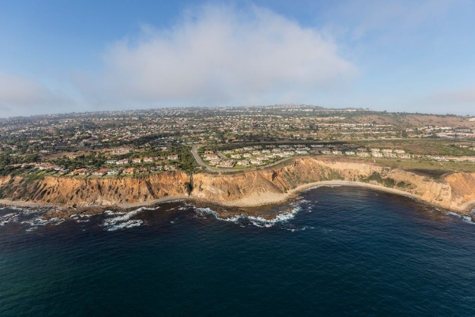 Bild på Pacific coast aerial view of Rancho Palos Verdes in Los Angeles County California 