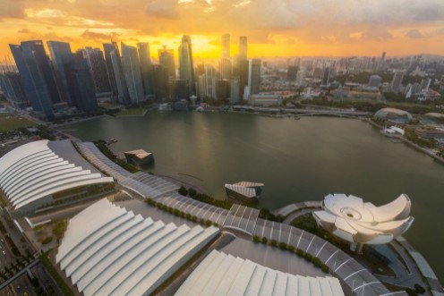 Afbeeldingen van Bides eye view of Singapore cityscape around marina bay sand  and CBD building at sunset time