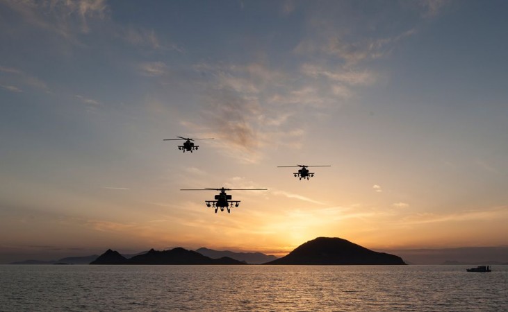 Afbeeldingen van Attack helicopter on the sun set
