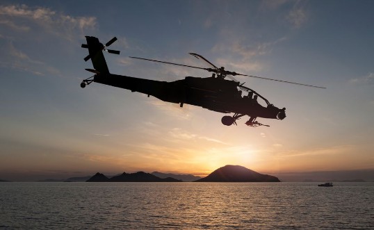 Afbeeldingen van Attack helicopter on the sun set