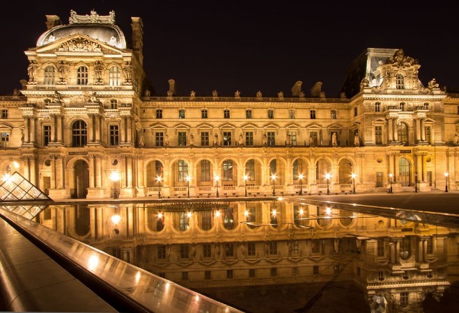 Afbeeldingen van Musee Louvre in Paris by night