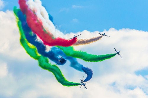 Image de Airplane group fighter against the background of color smoke