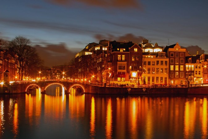 Image de City scenic from Amsterdam in the Netherlands at night