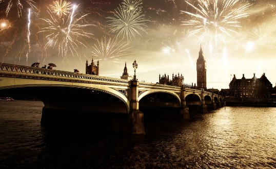 Afbeeldingen van Explosive fireworks display fills the sky around Big Ben New Years Eve celebration in the city
