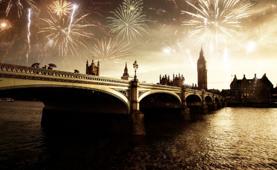Bild på Explosive fireworks display fills the sky around Big Ben New Years Eve celebration in the city