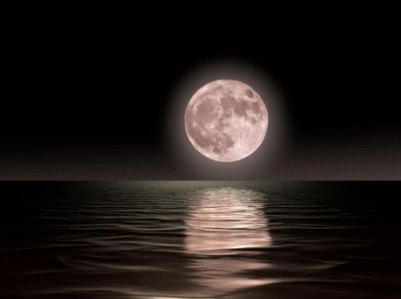 Afbeeldingen van Red moon rising on the ocean