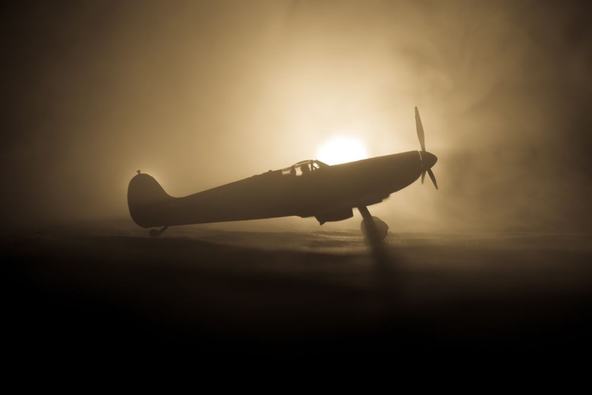 Afbeeldingen van British jet-propelled model plane in possession Dark orange fire background War scene