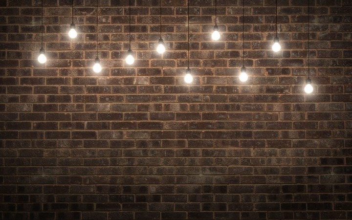 Afbeeldingen van Shining light bulbs on dark brick wall 3d rendering