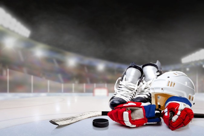 Afbeeldingen van Outdoor Hockey Stadium With Equipment on Ice