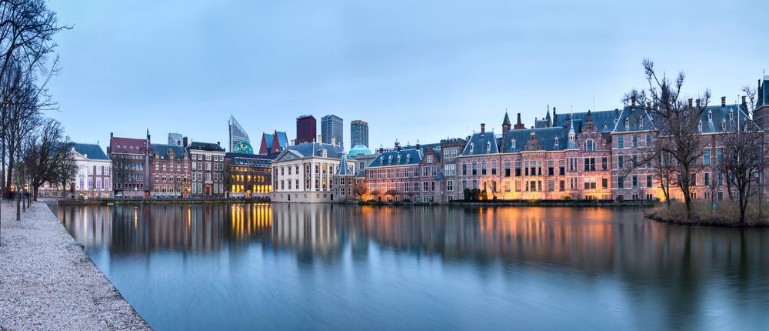 Afbeeldingen van City Landscape sunset panorama - view on pond Hofvijver and complex of buildings Binnenhof in from the city centre of The Hague The Netherlands