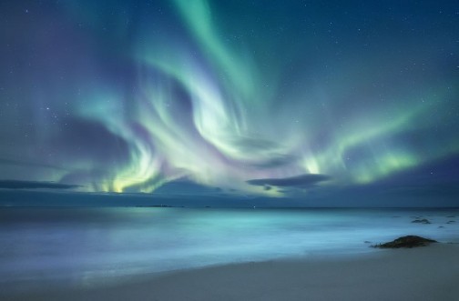 Afbeeldingen van Northen light above ocean Beautiful natural landscape in the Norway