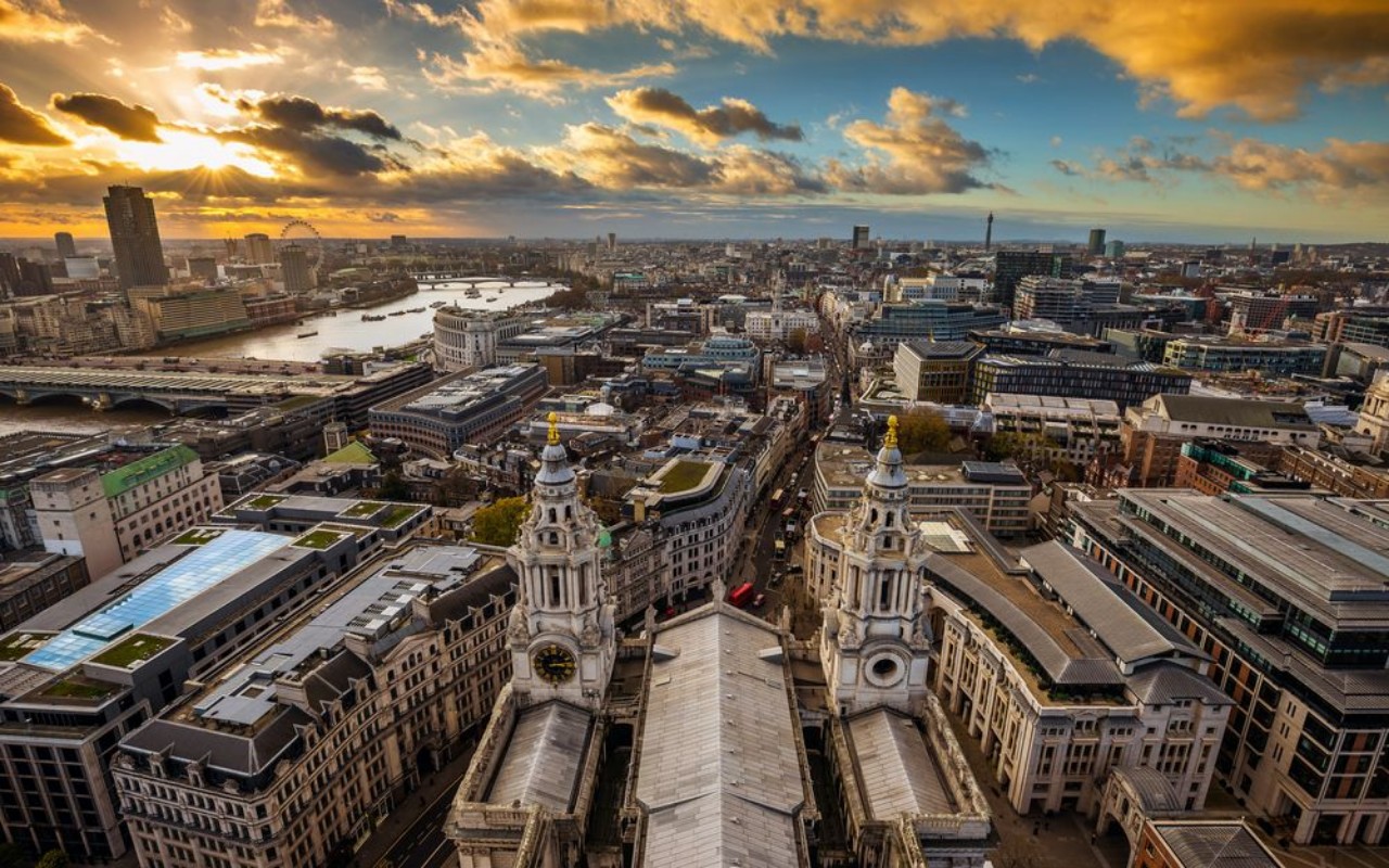 Afbeeldingen van London England - Panoramic aerial skyline view of London taken from the top of StPauls Cathedral at sunset with dramatic clouds