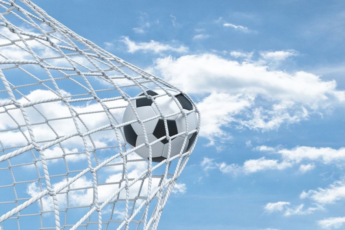 Image de 3d rendering of a football ball caught in a white net from the gates on a sky background