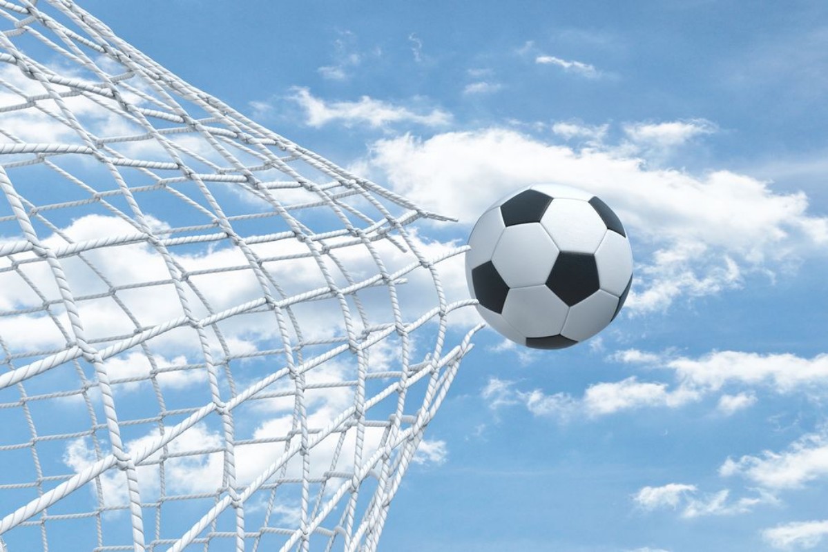 Afbeeldingen van 3d rendering of a football ball flying away from inside the gate net and tearing it
