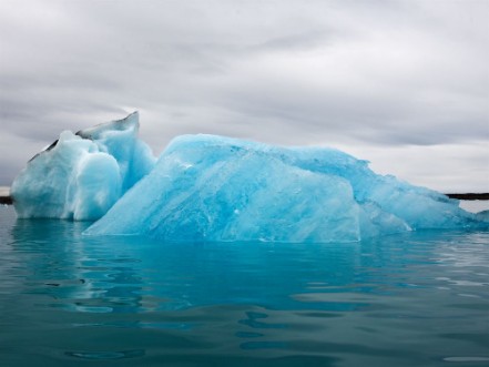 Afbeeldingen van Iceberg floating in lagoon